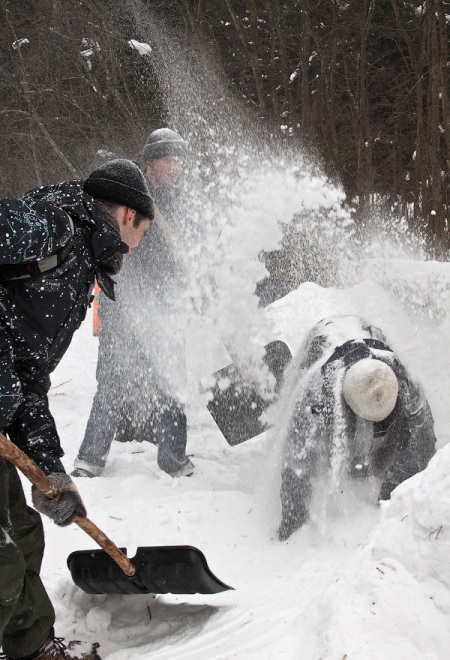 Входящих на поляну обсыпают снегом :)